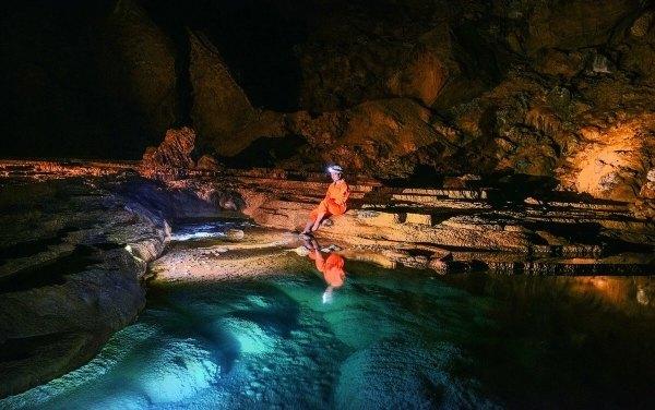 宋佳气场杀疯了,杜鹃穿露背裙太性感,女星风情万种